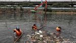 Petugas Berjibaku Bersihkan Sampah di Kanal Barat Penjaringan