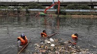 Dari sisi yang berlawanan terlihat alat berat juga diturunkan untuk revitalisasi sungai.