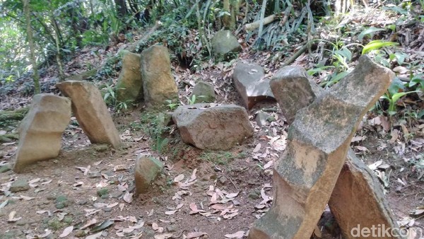 Foto: Sebelumnya telah ada penelitian terkait keberadaan batu panjang itu. Ia memprediksi batu itu peninggalan pra sejarah atau pada zaman megalitikum. (Dadang Hermansyah/detikTravel) Foto: Sebelumnya telah ada penelitian terkait keberadaan batu panjang itu. Ia memprediksi batu itu peninggalan pra sejarah atau pada zaman megalitikum. (Dadang Hermansyah/detikTravel)