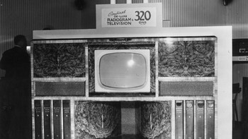 Satu lagi TV yang juga berfungsi sebagai radiogram, dilengkapi dengan rak untuk menyimpan piringan rekaman. Foto ini diambil pada tahun 1952. (Foto: L. Blandford/Topical Press Agency/Getty Images)