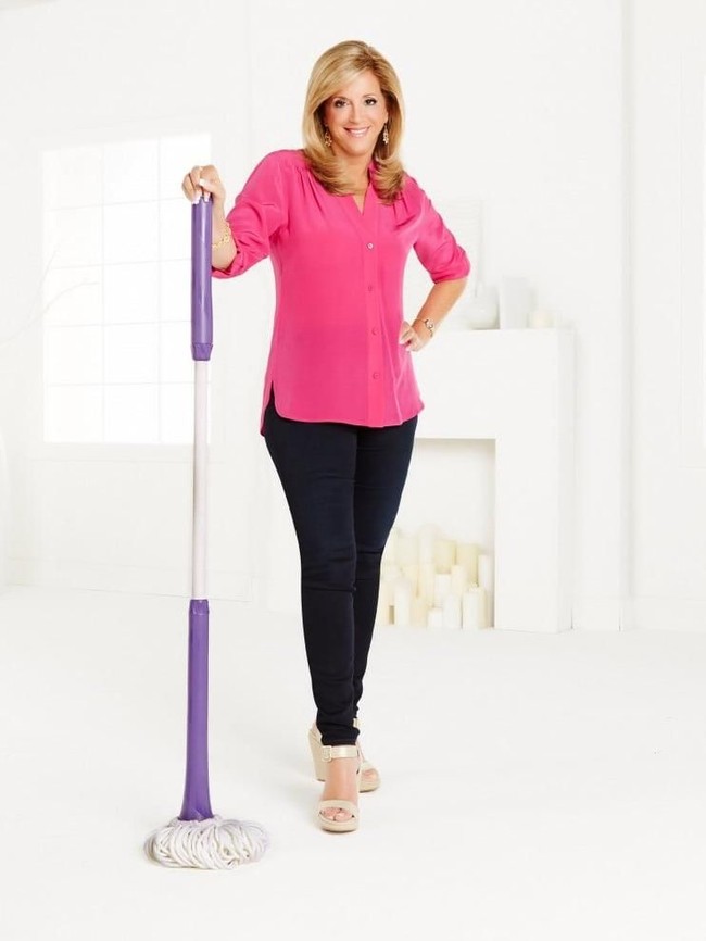 Joy memilih tetap bekerja pagi hingga malam dan di waktu senggangnya dia membuat prototipe alat pel yang diyakininya pada saat itu yaitu tahun 1992, belum pernah ada di dunia. “Saat mulai mewujudkan ide itu, hal tersebut sama sekali tidak mengubah banyak hidupku. Aku masih mengantar anakku ke sekolah, memasak untuk mereka dan membersihkan rumah,” tuturnya. (Foto: Facebook Joy Mangano)