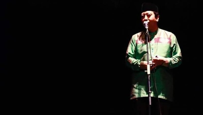 Hadir di Pondok Krapyak, Rommy Bacakan Puisi Santri Berkopyah Hitam
