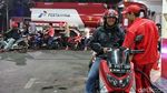 Harga BBM Premium Batal Naik, SPBU Diserbu Warga