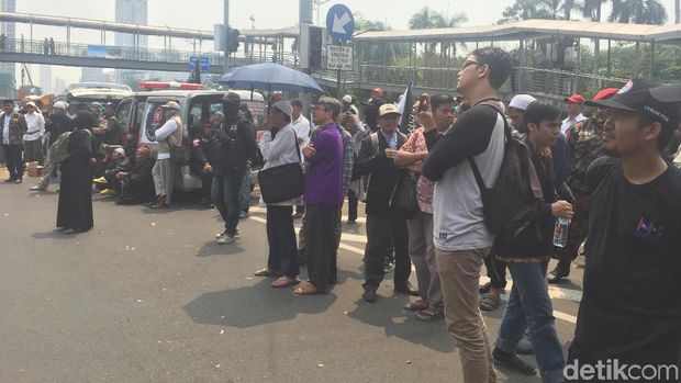 Aksi kawal Amien Rais di Mapolda Metro Jaya, Rabu (10/10/2018)