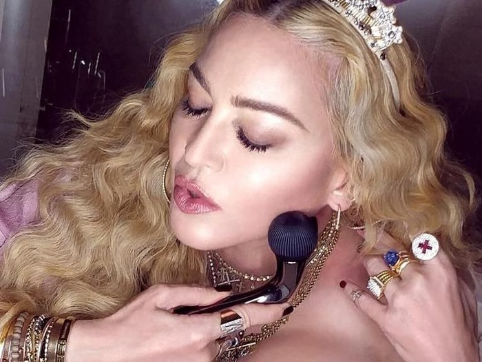 Madonna menggunakan roller di wajahnya yang bikin netizen salah fokus. Foto: Instagram (@madonna) Madonna menggunakan roller di wajahnya yang bikin netizen salah fokus. Foto: Instagram (@madonna)