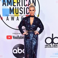Material sequin sudah cukup mencuri atensi, tapi Ashlee Simpson malah membuat look ini lebih buruk. Dia menambahkan belt perak yang matching dengan sepatu dan aksesori antingnya, membuat total looknya tampil berlebihan dan membuat sakit mata. Foto: Getty Images