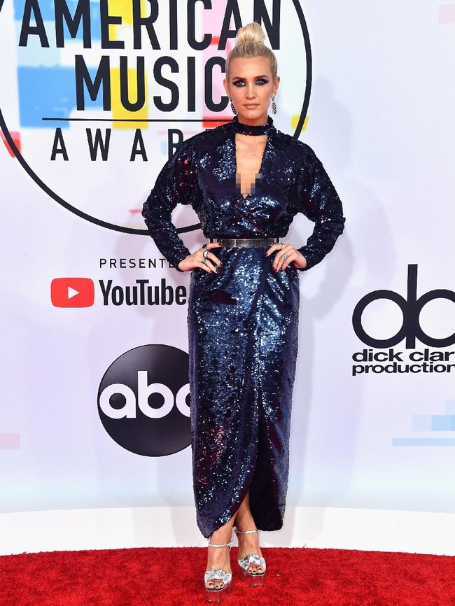 Material sequin sudah cukup mencuri atensi, tapi Ashlee Simpson malah membuat look ini lebih buruk. Dia menambahkan belt perak yang matching dengan sepatu dan aksesori antingnya, membuat total looknya tampil berlebihan dan membuat sakit mata. Foto: Getty Images