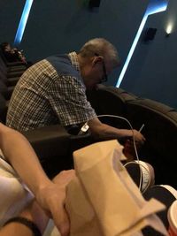 Anak-Anaknya Tak Datang, Kakek Ini Bagikan Popcorn dan Minuman Gratis