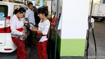 Sambut Delegasi IMF-WB, Petugas di SPBU Ini Kenakan Kebaya