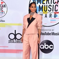 Setelan jas di karpet merah memang tricky untuk dikenakan, kadang menghadirkan gaya maskulin yang keren, tapi bisa pula kebalikannya. Misalnya Tracee Ellis Ross yang harus masuk daftar busana terburuk karena ukuran setelan yang tidak pas. Foto: Getty Images