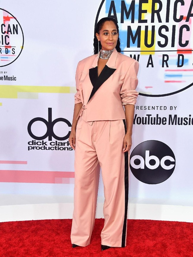 Setelan jas di karpet merah memang tricky untuk dikenakan, kadang menghadirkan gaya maskulin yang keren, tapi bisa pula kebalikannya. Misalnya Tracee Ellis Ross yang harus masuk daftar busana terburuk karena ukuran setelan yang tidak pas. Foto: Getty Images