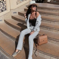 Wanita yang mendapat julukan Barbie Kazakhstan ini menjadi model pakaian dalam dan mengunggah fotonya yang memperlihatkan keseksian tubuhnya. Foto: Instagram