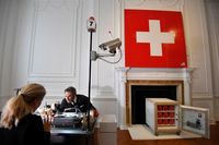 Pameran Swiss Passport Office (Reuters/Toby Melville) 