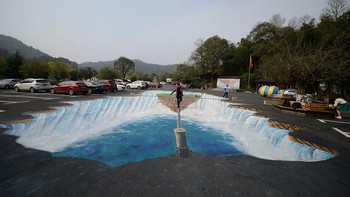 Area parkir Danau Shiyan di China ini berhiaskan keindahan gambar danau tersebut, pada Maret 2016. (Foto: VCG/VCG via Getty Images)