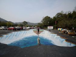 Gambar 3D Unik Berkanvaskan Sawah, Jalanan, dan Tembok