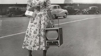 Penampakan tahun 1955 ini memperlihatkan sebuah TV mungil sehingga bisa ditenteng seperti tas. Sepertinya bisa juga jadi aksesoris yang bikin penampilan makin trendy. (Foto: L. Blandford/Topical Press Agency/Getty Images)