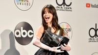 Camila Cabello didaulat sebagai Favorite New Artist of the Yaer. Foto: Matthew Simmons/Getty Images For dcp