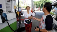 Sejumlah petugas SPBU di kawasan Nusa Dua, Bali tampak mengenakan pakaian adat Kebaya Bali untuk menyambut delegasi IMF dan World Bank yang tengah mengadakan pertemuan tahunan di Bali, Rabu (10/10/2018).