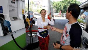 Sambut Delegasi IMF-WB, Petugas di SPBU Ini Kenakan Kebaya