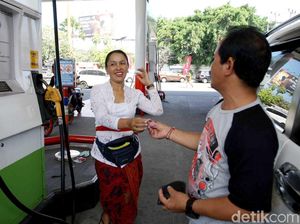 Sambut Delegasi IMF-WB, Petugas di SPBU Ini Kenakan Kebaya