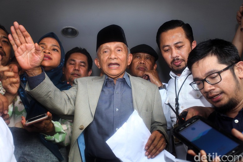 Selesai Diperiksa, Amien Rais: Saya Merasa Dimuliakan Penyidik Selesai Diperiksa, Amien Rais: Saya Merasa Dimuliakan Penyidik