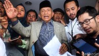 Amien Rais bicara soal kejanggalan pemanggilannya sebagai saksi kasus hoax Ratna Sarumpaet sebelum memasuki ruang penyelidikan Ditkrimum Polda Metro Jaya.
