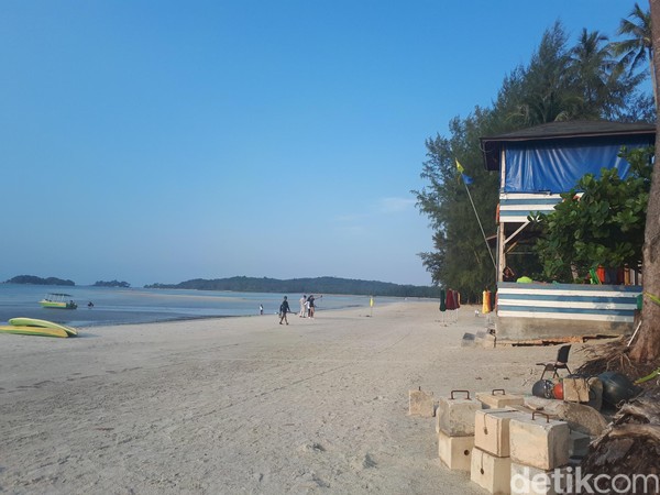 Dari tepi pantai, terlihat ada pulau di seberang. Bebatuan nampak nongol di tengah laut. Di tepi pantai para wisatawan asing dan lokal terlihat mengitari lokasi itu. (Chaidir Anwar Tanjung/detikTravel) Dari tepi pantai, terlihat ada pulau di seberang. Bebatuan nampak nongol di tengah laut. Di tepi pantai para wisatawan asing dan lokal terlihat mengitari lokasi itu. (Chaidir Anwar Tanjung/detikTravel)
