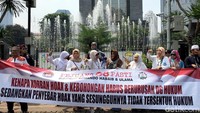 Massa berbondong-bondong membawa spanduk bertuliskan dukungan untuk Amien Rais.