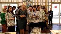 Lagarde menggunakan blazer tenun berwarna hitam melihat-lihat koleksi yang dipamerkan di Paviliun Indonesia.
