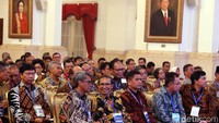 Jokowi kemudian meminta pejabat Kemenristekdikti dan rektor PTN untuk berbenah dengan cepat. 