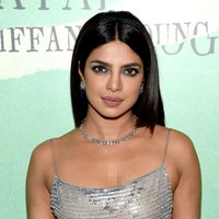 Priyanka juga konsisten pada gaya minimalisnya lewat pilihan aksesori. Kalung berlian berdesain sederhana jadi andalannya. (Foto: Getty Images)