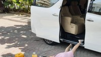 Nah ini memang kayak challenge aslinya nih, jatuh dari mobil mewah. Tapi yang berantakan di lantai malah makanan bukan uang. Dan sempat-sempatnya habis jatuh malah langsung makan. Foto : instagram @yosefinyusnita