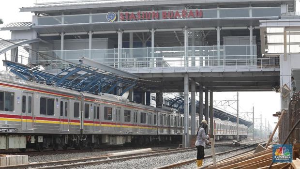 Pekerja menyelesaikan pembangunan Stasiun Buaran, Jakarta Timur, Rabu (10/10). Stasiun Buaran yang akan rampung pada tahun 2018 tersebut merupakan satu dari lima stasiun baru untuk mendukung pengoperasian jalur kereta api dwi ganda atau Double-Double Track (DDT). (CNBC Indonesia/Muhammad Sabki)