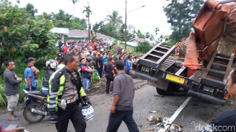 2 Truk Tronton Adu Banteng di Sumut, 3 Orang Tewas 2 Truk Tronton Adu Banteng di Sumut, 3 Orang Tewas