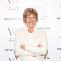 Wanita berikut jadi perbincangan netizen karena aksinya. Di usia 64 tahun, Diana Nyad membuat kagum sesama wanita juga pria karena berenang dari Kuba ke Florida. Penulis, pemain squash, jurnalis, dan motivator itu menjadi wanita pertama yang melakukannya setelah lima kali percobaan. Foto: Getty Images