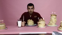 Meski sudah dewasa, pancake tetap jadi makanan yang disukainya. Ditambah dengan segelas susu, tumpukan pancake sebanyak ini, apa bisa dihabiskan sendirian oleh Joe? Foto: Instagram @joejonas
