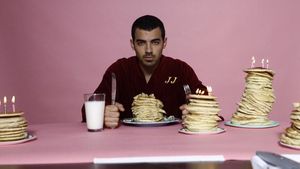 Penggemar Beefsteak, Ini Sederet Pose Keren Joe Jonas Saat Kulineran