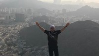 Khabib berdiri di atas bukit dengan latar panorama Kota Mekah. (khabib_nurmagomedov/Instagram)