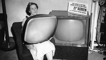 Ini TV jadul yang sudah berukuran 27 inchi dan dipamerkan di London. (Foto: Topical Press Agency/Getty Images)