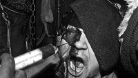 Foto: Saat masuk, pengunjung akan dibuat ketakutan dengan cara ekstrem. Mulai dari diikat, ditampar, di siram darah, sampai di paksa untuk makan muntahan. Semuanya dilakukan oleh aktor yang ada di rumah hantu untuk membuat pengunjung ketakutan. (mckameymanor.com)