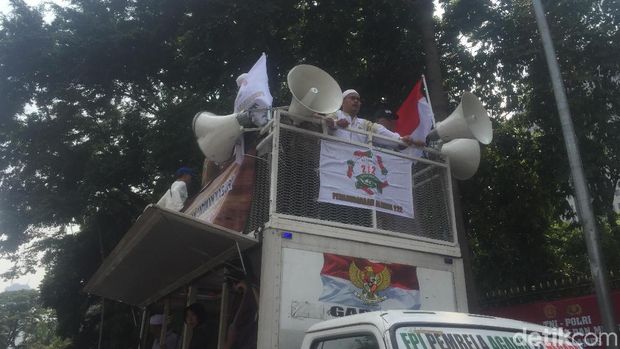 Tampak Ketua PA 212 Slamet Maarif ada di atas mobil komando