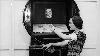 Sebuah set TV dan radio Marconi dipamerkan di London pada Agustus 1933. Sosoknya megah. (Foto: Fred Morley/Fox Photos/Getty Images)