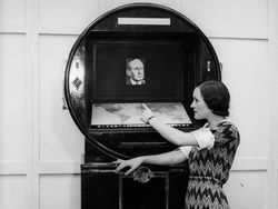 Kumpulan TV Jadul: Mirip Mesin Cuci, Ditenteng seperti Tas