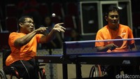 Para atlet tenis meja ganda putra Cahyo Pambudi (berkacamata) dan Sefrianto saat bertanding dalam Asian Paragames 2018 di Ecovention Ancol, Jakarta, Rabu (10/10/2018).