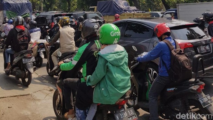 Ada Kecelakaan, Lenteng Agung-Pasar Minggu Macet