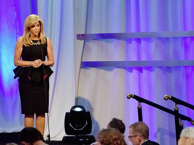 Joy Mangano awalnya bekerja sebagai petugas reservasi tiket di sebuah maskapai dan melakoni pekerjaan tambahan di malam hari sebagai pelayan. Menjadi ibu tiga anak dengan status janda, Joy banting tulang demi menghidupi keluarganya. (Foto: Getty Images)