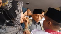 Foto: Saudara-saudara, saya merasa dihormati, dimuliakan oleh para penyidik. Jadi betul-betul suasananya akrab penuh tawa, penuh canda, ujar Amien usai diperiksa. (Kanavino Ahmad Rizqo/detikcom)