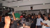 Sudah banyak orang yang menunggu di rumah sebelum jenazah sampai. Foto: Ismail/detikHOT
