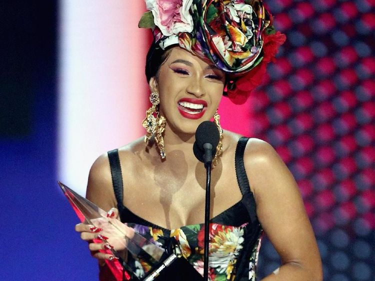 Senyum Semringah Cardi B Borong 3 Piala American Music Awards 2018