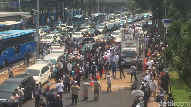 Massa kawal Amien Rais tiba di Mapolda Metro Jaya